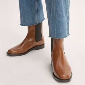 Everlane Chelsea boot in rum NIB